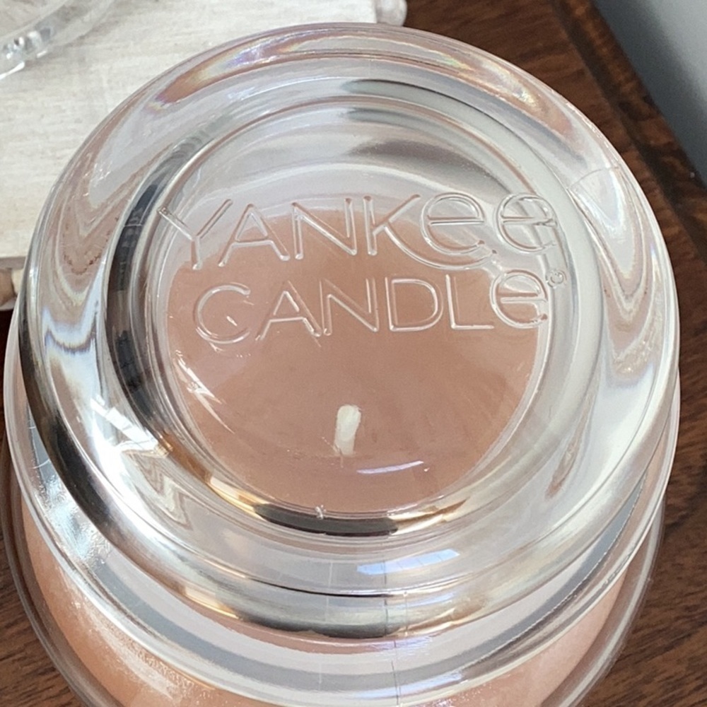 Yankee candle, beautiful bloom scented candle, never used, 22 ounce candle - Picture 5 of 8